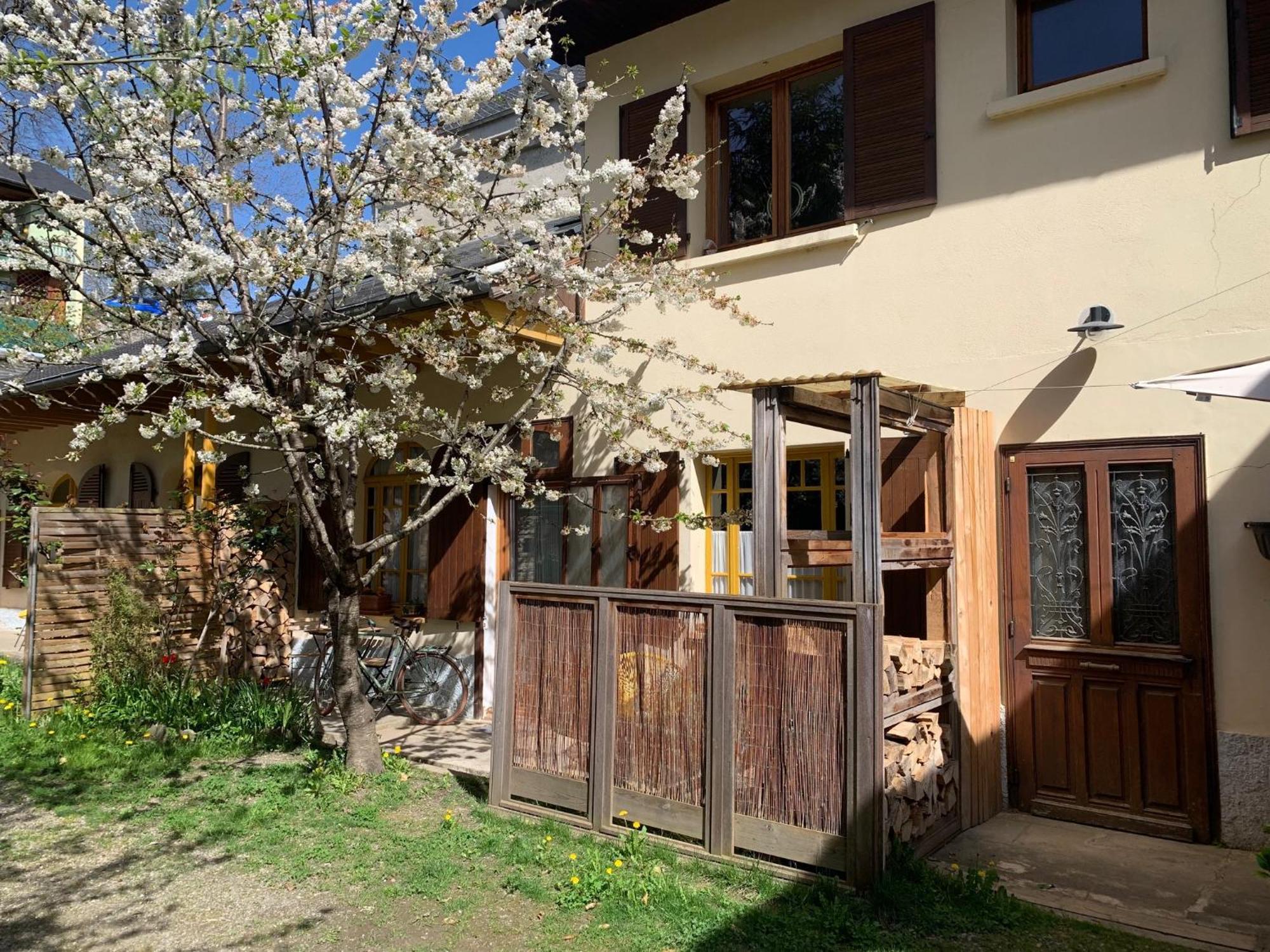 Charmant Appartement Sur Cour, Le Cerisier Bagnères-de-Bigorre Exteriör bild